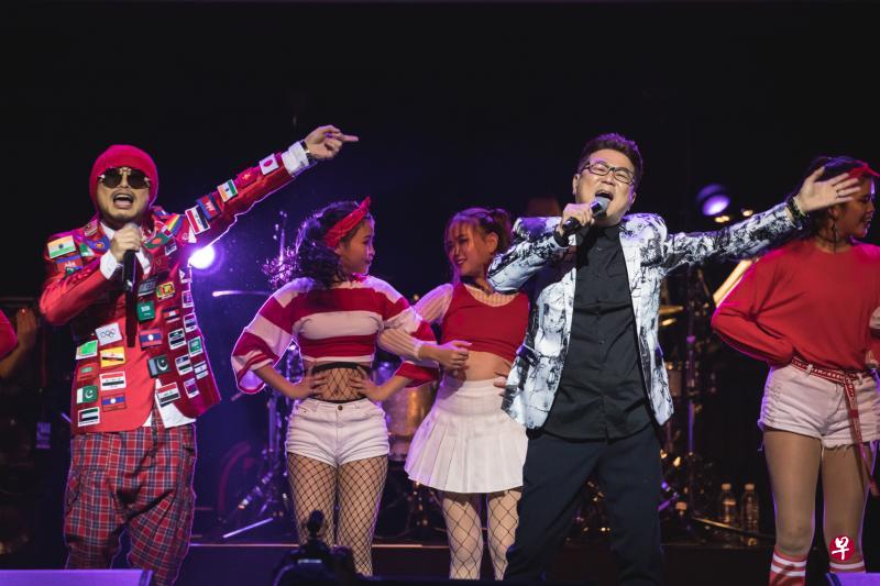 本地导演梁志强(前排右)与黄明志合唱《搞笑快行动》《不要以为自己没有用》。(Mode Productions提供) 本地导演梁志强(前排右)与黄明志合唱《搞笑快行动》《不要以为自己没有用》。(Mode Productions提供)