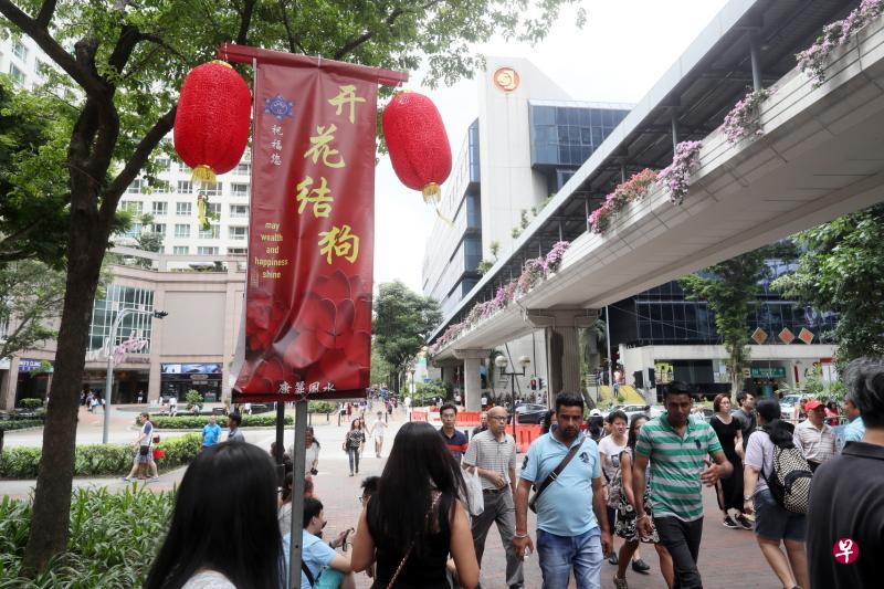 雅柏广场“开花结狗”创意新年贺词,再引起人们议论创意祝语的限度。(吴伟国摄) 雅柏广场“开花结狗”创意新年贺词,再引起人们议论创意祝语的限度。(吴伟国摄)