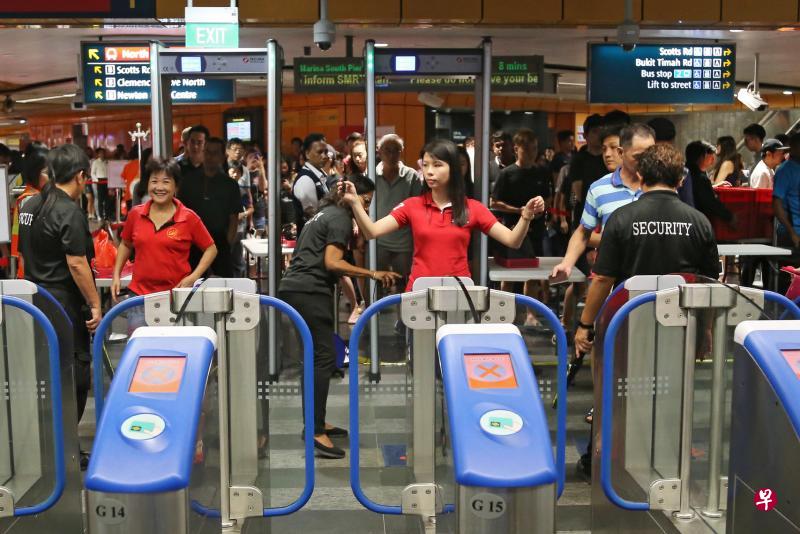 滨海市区线的纽顿地铁站昨天首次举行紧急应对演习,入闸乘客须接受安检,并通过金属探测器,以防危险物品被带入地铁列车上。(严宣融摄) 滨海市区线的纽顿地铁站昨天首次举行紧急应对演习,入闸乘客须接受安检,并通过金属探测器,以防危险物品被带入地铁列车上。(严宣融摄)