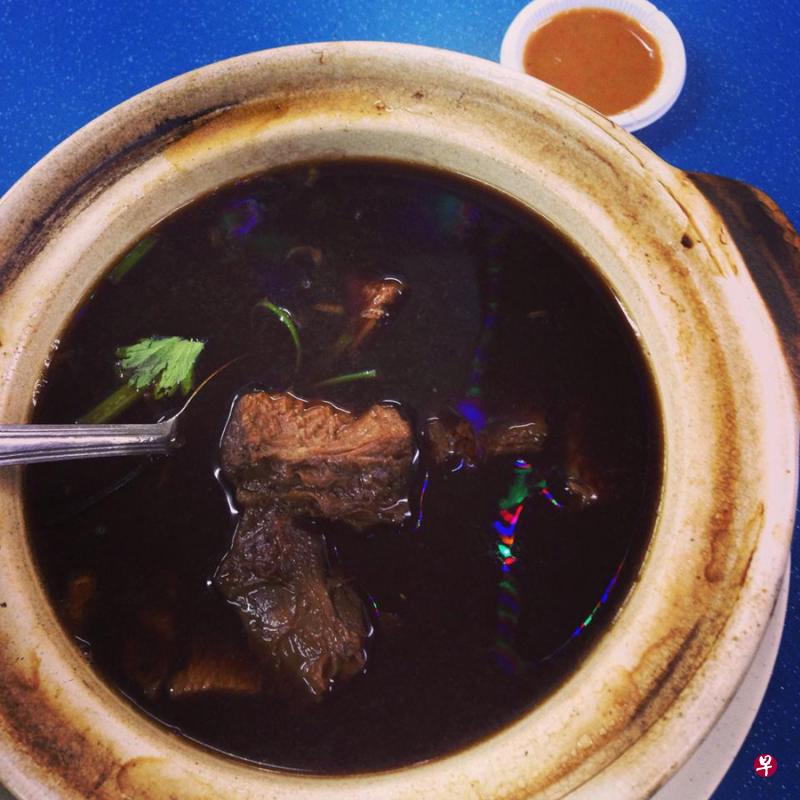 用牛肉和羊肉制成清真肉骨茶。(取自面簿) 用牛肉和羊肉制成清真肉骨茶。(取自面簿)