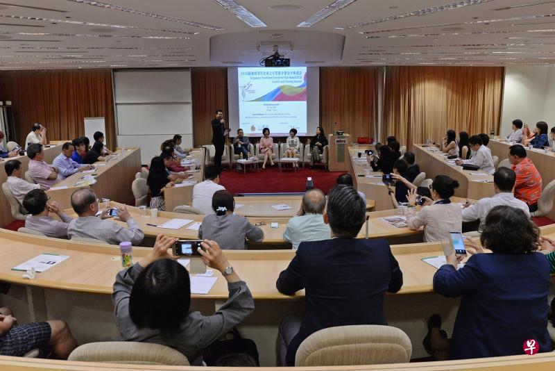 沈颖(前排坐着右三)出席分享会,与其他主讲嘉宾对有关企业转型进行讨论。(图/朱睿彬) 沈颖(前排坐着右三)出席分享会,与其他主讲嘉宾对有关企业转型进行讨论。(图/朱睿彬)