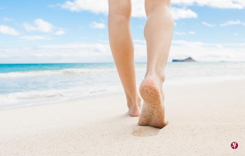 赤脚走在沙滩上,小心寄生虫钻入脚皮致病。(iStock图片) 赤脚走在沙滩上,小心寄生虫钻入脚皮致病。(iStock图片)
