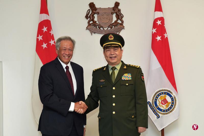 黄永宏医生(左)在国防部会见中国国防部长常万全。(国防部提供) 黄永宏医生(左)在国防部会见中国国防部长常万全。(国防部提供)