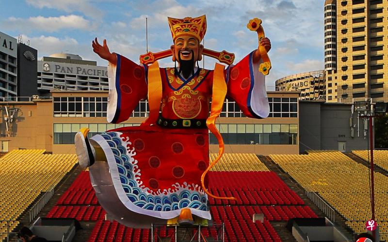 高达18米的财神爷展开双手,笑脸盈盈地迎接财富。(林泽锐摄) 高达18米的财神爷展开双手,笑脸盈盈地迎接财富。(林泽锐摄)