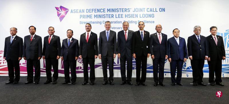 亚细安10国国防部长昨天与李显龙总理(左六)会晤。左起为文莱国防部第二部长哈比、柬埔寨副首相兼国防部长迪班、印度尼西亚国防部长里亚米扎尔德、老挝国防部长占雅拉中将、马来西亚国防部长希山慕丁、新加坡国防部长黄永宏医生、缅甸国防部长盛温中将、菲律宾国防部长罗伦沙纳、泰国副首相兼国防部长巴维、越南国防部副部长阮志咏和亚细安秘书长林玉辉。(梁伟康摄) 亚细安10国国防部长昨天与李显龙总理(左六)会晤。左起为文莱国防部第二部长哈比、柬埔寨副首相兼国防部长迪班、印度尼西亚国防部长里亚米扎尔德、老挝国防部长占雅拉中将、马来西亚国防部长希山慕丁、新加坡国防部长黄永宏医生、缅甸国防部长盛温中将、菲律宾国防部长罗伦沙纳、泰国副首相兼国防部长巴维、越南国防部副部长阮志咏和亚细安秘书长林玉辉。(梁伟康摄)