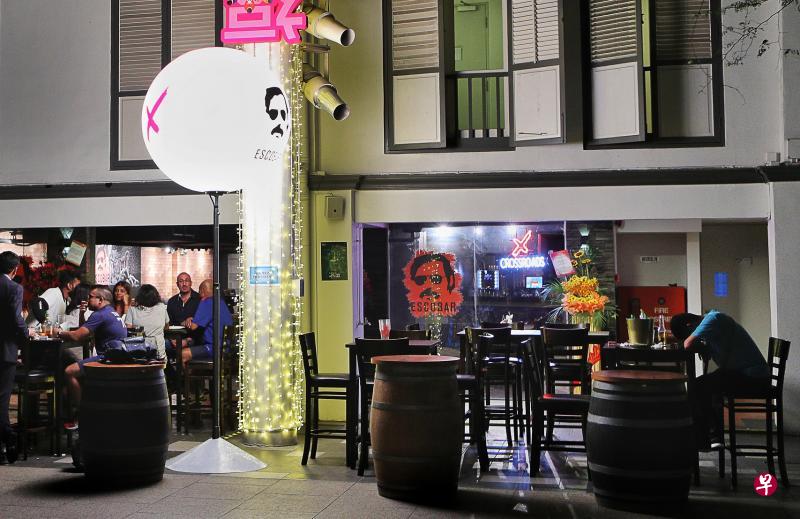这家名为“Escobar”的餐馆兼酒吧,以哥伦比亚贩毒集团已故头目艾斯科巴的名字命名,引起哥伦比亚驻新加坡大使馆的不满。(林泽锐摄) 这家名为“Escobar”的餐馆兼酒吧,以哥伦比亚贩毒集团已故头目艾斯科巴的名字命名,引起哥伦比亚驻新加坡大使馆的不满。(林泽锐摄)