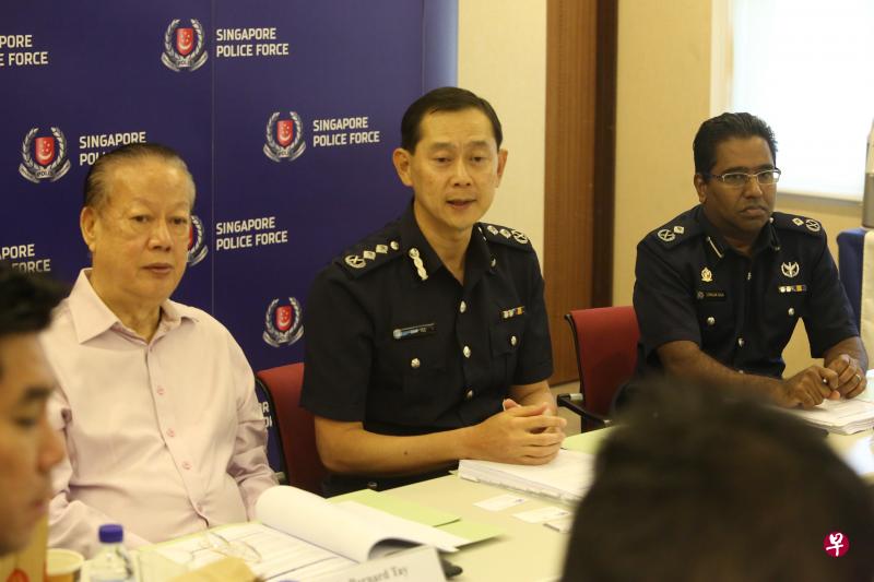 交警局长郑忠辉高级助理警察总监(中)今早公布2017年全年的交通数据。(陈福洲摄) 交警局长郑忠辉高级助理警察总监(中)今早公布2017年全年的交通数据。(陈福洲摄)
