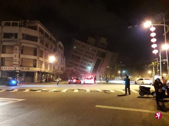 花莲昨晚发生强震后,有饭店大楼倒塌。(互联网) 花莲昨晚发生强震后,有饭店大楼倒塌。(互联网)