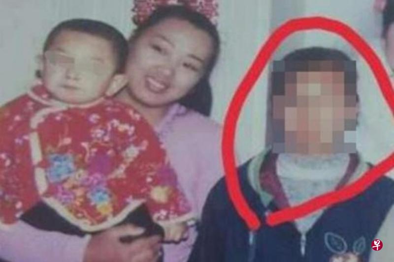 汤兰兰(右)2006年春天和母亲万秀玲(左)、弟弟的合影。(互联网) 汤兰兰(右)2006年春天和母亲万秀玲(左)、弟弟的合影。(互联网)