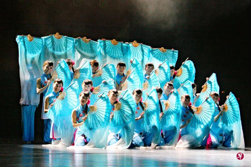 大连大学音乐学院将以多种表演形式呈献新春歌舞,其中包括舞蹈表演。(春城洋溢华夏情提供) 大连大学音乐学院将以多种表演形式呈献新春歌舞,其中包括舞蹈表演。(春城洋溢华夏情提供)