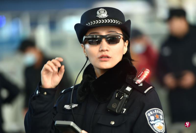 这名郑州铁路警员周一(5日)在火车站内戴着人像比对警务眼镜执勤。(法新社) 这名郑州铁路警员周一(5日)在火车站内戴着人像比对警务眼镜执勤。(法新社)