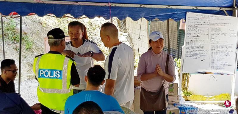 陈昌翔的父亲(右三)和母亲(右一)以及林洁的姨丈(右二)听到陈昌翔和林洁寻获后,总算松了一口气,陈昌翔的母亲更对搜救人员双手合十,以英语不断说谢谢。(陈渊庄摄) 陈昌翔的父亲(右三)和母亲(右一)以及林洁的姨丈(右二)听到陈昌翔和林洁寻获后,总算松了一口气,陈昌翔的母亲更对搜救人员双手合十,以英语不断说谢谢。(陈渊庄摄)