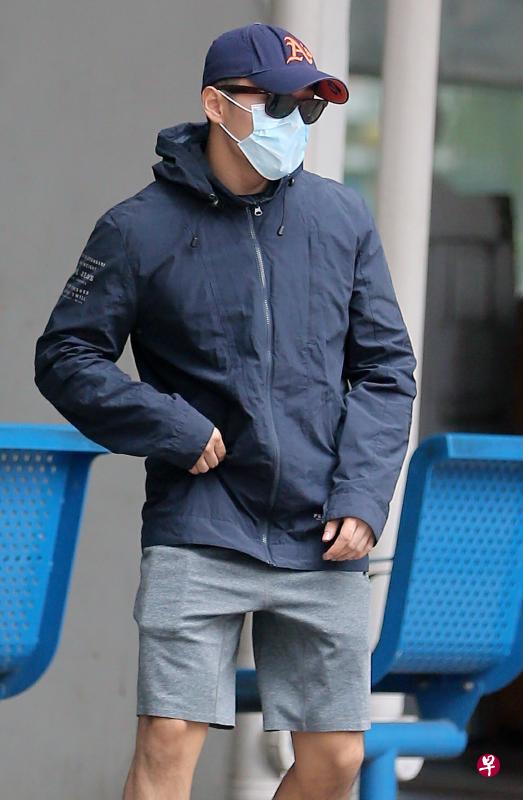 为躲避摄影记者的镜头,被告郭振齐换装后步出国家法院,他披上夹克,以墨镜口罩遮脸,头上戴帽子。(海峡时报) 为躲避摄影记者的镜头,被告郭振齐换装后步出国家法院,他披上夹克,以墨镜口罩遮脸,头上戴帽子。(海峡时报)