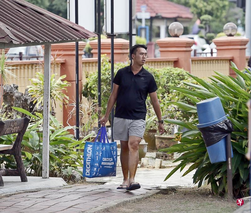 陈昌翔昨午3时左右出院,当时已经可以自行走动。(陈渊庄摄) 陈昌翔昨午3时左右出院,当时已经可以自行走动。(陈渊庄摄)