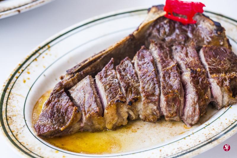 干式熟成肋眼牛排散发着浓浓牛肉香,鲜嫩又多汁。 干式熟成肋眼牛排散发着浓浓牛肉香,鲜嫩又多汁。