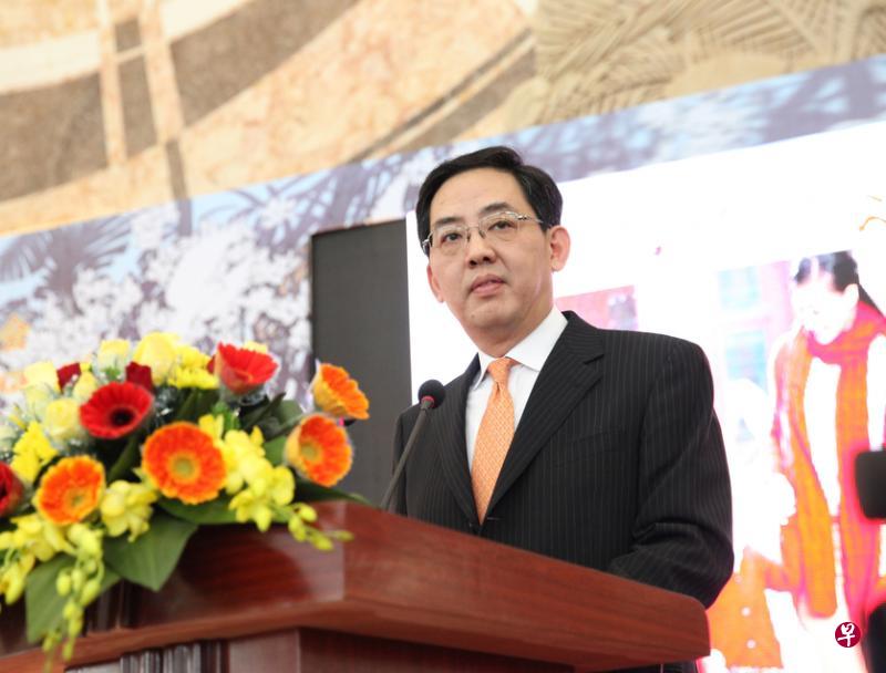 洪小勇自2014年出任中国驻越南大使至今。图为洪小勇上月20日在越南首都河内的庆祝中越建交68周年暨迎春节文艺招待会上致辞。(新华社) 洪小勇自2014年出任中国驻越南大使至今。图为洪小勇上月20日在越南首都河内的庆祝中越建交68周年暨迎春节文艺招待会上致辞。(新华社)