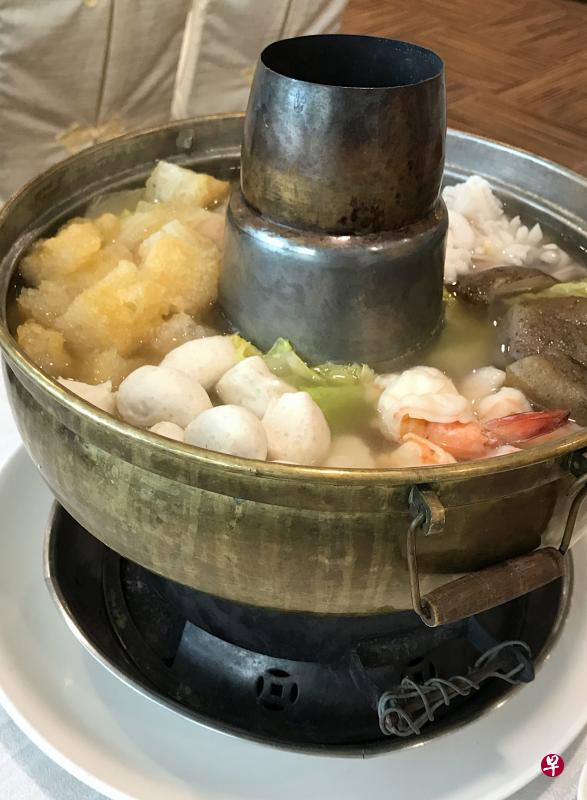 “围炉”是潮州人传统团圆饭必备的桌上主角。(摄于潮州发记酒楼) “围炉”是潮州人传统团圆饭必备的桌上主角。(摄于潮州发记酒楼)