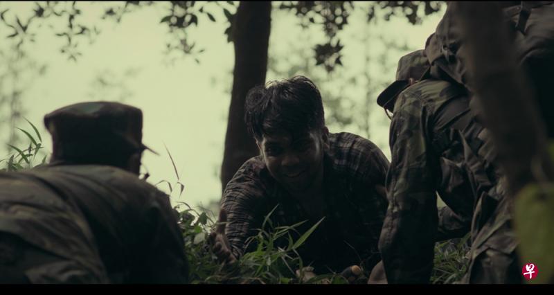 本地印度族演员Dass D在又湿又脏的树林地不停地爬,他透露拍摄从早上8点到下午5点,特别难忘。(图片由Blue3Asia提供) 本地印度族演员Dass D在又湿又脏的树林地不停地爬,他透露拍摄从早上8点到下午5点,特别难忘。(图片由Blue3Asia提供)