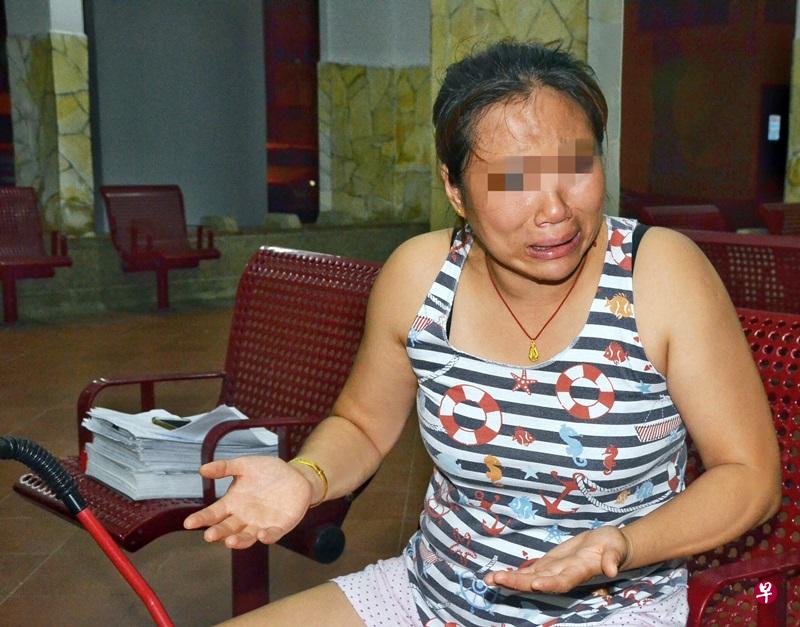 张女士回想起离婚的心酸,当场痛哭流泪。(曾美玲 摄) 张女士回想起离婚的心酸,当场痛哭流泪。(曾美玲 摄)