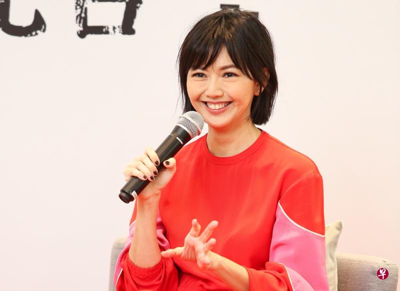 孙燕姿一身红彤彤的喜气打扮,气色很好。(龙国雄摄) 孙燕姿一身红彤彤的喜气打扮,气色很好。(龙国雄摄)