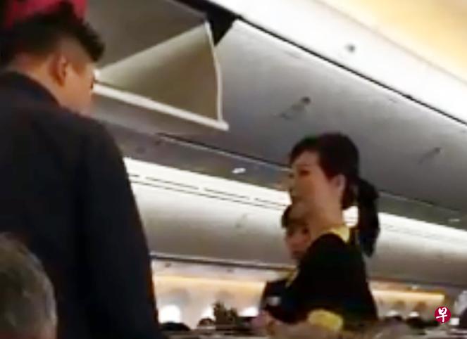 男乘客和空姐一度僵持不下。(取自面簿) 男乘客和空姐一度僵持不下。(取自面簿)