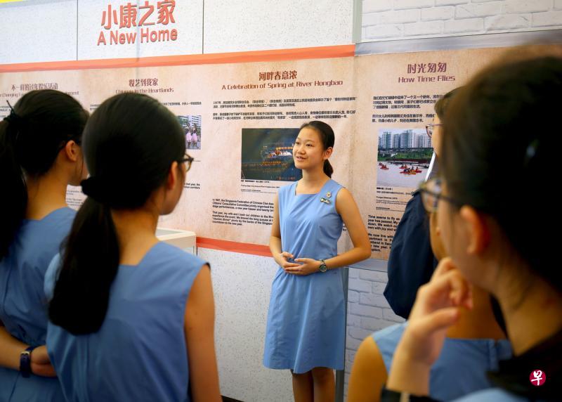就读新加坡女子学校的中二学生陈玟霖首次担任导览员,协助游客了解本地独特的庆贺新年习俗。(严宣融摄) 就读新加坡女子学校的中二学生陈玟霖首次担任导览员,协助游客了解本地独特的庆贺新年习俗。(严宣融摄)