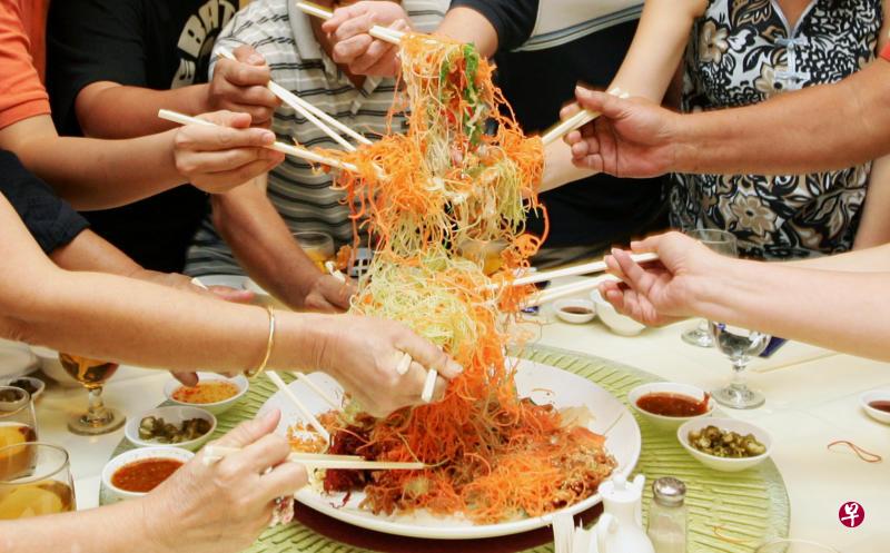 把桌椅和所有食物摆好后,才带孩子到餐桌去。(档案照) 把桌椅和所有食物摆好后,才带孩子到餐桌去。(档案照)