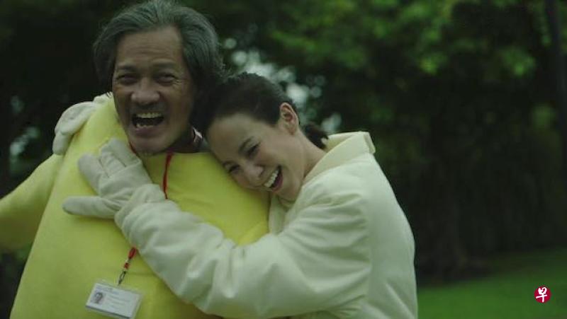 宏荣与谢宛谕合演Viddsee自制网络短片《鸡飞狗走》 。(图片:Viddsee提供) 宏荣与谢宛谕合演Viddsee自制网络短片《鸡飞狗走》 。(图片:Viddsee提供)