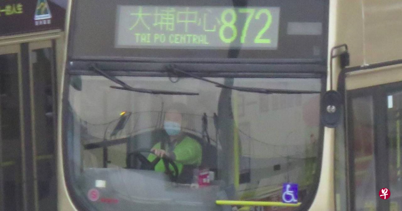 涉事车长登车后开车往站头接载乘客(目击网民Johnny Wong摄) 涉事车长登车后开车往站头接载乘客(目击网民Johnny Wong摄)