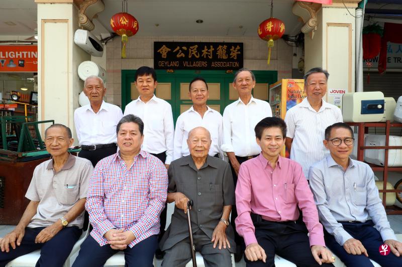 芽笼村民公会探讨恢复扮演协调社区事务的角色。前排左起为吴文标、沈尚俊、钟廷基、孙嘉和及周福友;后排左起为蔡基新、杨钦琳、何新成、钟亚发和钟荣树。(陈来福摄) 芽笼村民公会探讨恢复扮演协调社区事务的角色。前排左起为吴文标、沈尚俊、钟廷基、孙嘉和及周福友;后排左起为蔡基新、杨钦琳、何新成、钟亚发和钟荣树。(陈来福摄)