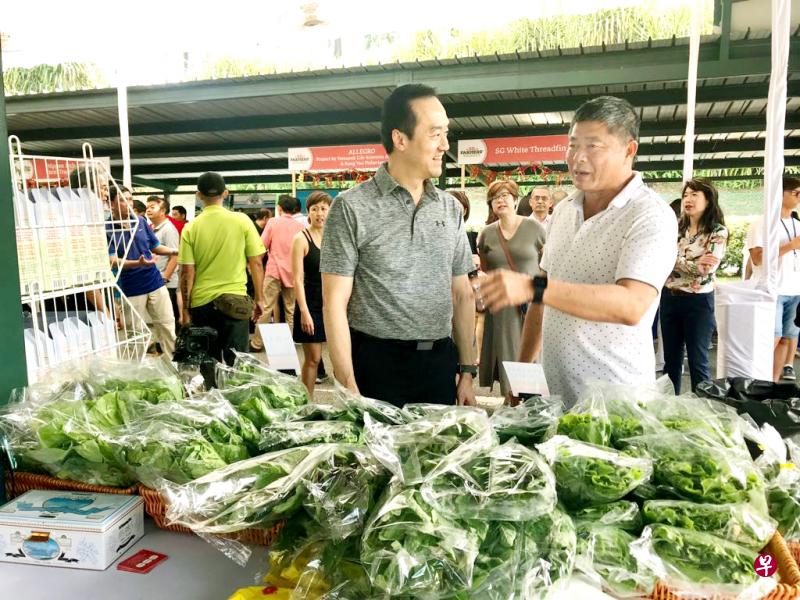 许宝琨医生(左)昨天到访农夫市集。 许宝琨医生(左)昨天到访农夫市集。