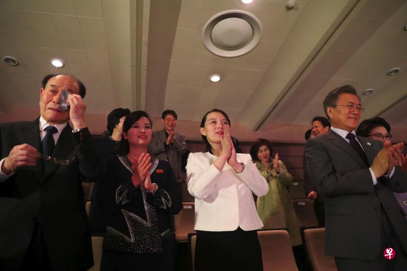 文在寅(右一)星期天在首尔同金与正(右二)等朝鲜高官观赏朝鲜三池渊管弦乐团的表演,大家为精彩演出起立鼓掌,朝鲜名义上的国家元首金永南(左一)一度感动落泪。(法新社) 文在寅(右一)星期天在首尔同金与正(右二)等朝鲜高官观赏朝鲜三池渊管弦乐团的表演,大家为精彩演出起立鼓掌,朝鲜名义上的国家元首金永南(左一)一度感动落泪。(法新社)