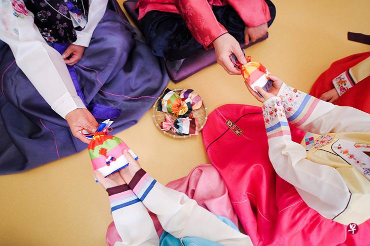 在韩国,长辈也会在过年时给晚辈,特别是未成年的孩子压岁钱。(互联网) 在韩国,长辈也会在过年时给晚辈,特别是未成年的孩子压岁钱。(互联网)