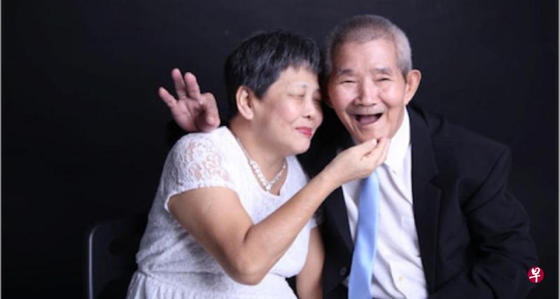 77岁的张先生和66岁的洪女士在安老院通过唱卡拉OK认识后,在去年4月结为夫妇。(取自护联中心面簿) 77岁的张先生和66岁的洪女士在安老院通过唱卡拉OK认识后,在去年4月结为夫妇。(取自护联中心面簿)