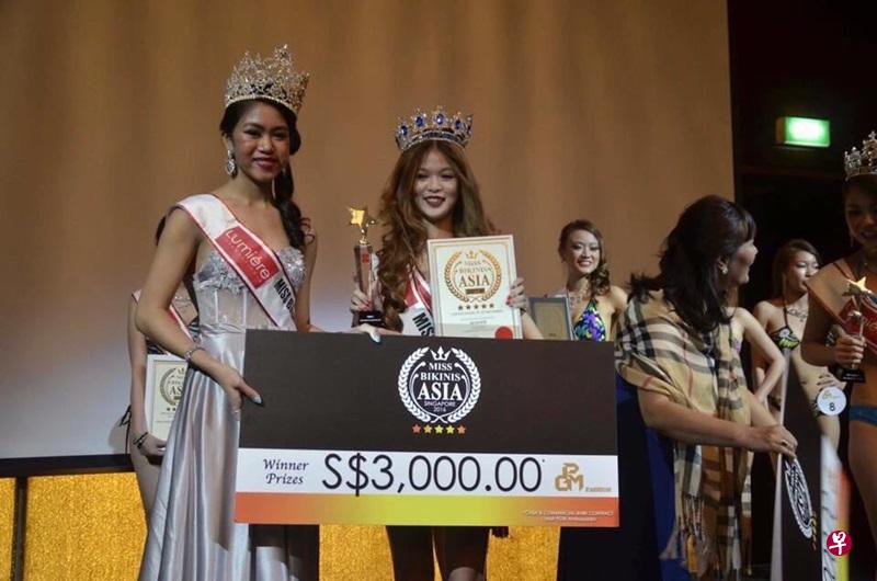 蔡诗欣(左二)在2016年比基尼美姐中夺冠。(取自面簿) 蔡诗欣(左二)在2016年比基尼美姐中夺冠。(取自面簿)