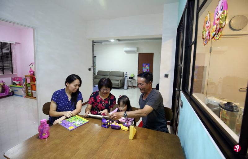 郭金象(右一)与妻子林淑芬(左一)、女儿郭亦莹(右二)和岳母马碧英(左二)自从去年7月入住三代同堂组屋新家后,相处的时间更多,感情也更为融洽。(邬福梁摄) 郭金象(右一)与妻子林淑芬(左一)、女儿郭亦莹(右二)和岳母马碧英(左二)自从去年7月入住三代同堂组屋新家后,相处的时间更多,感情也更为融洽。(邬福梁摄)