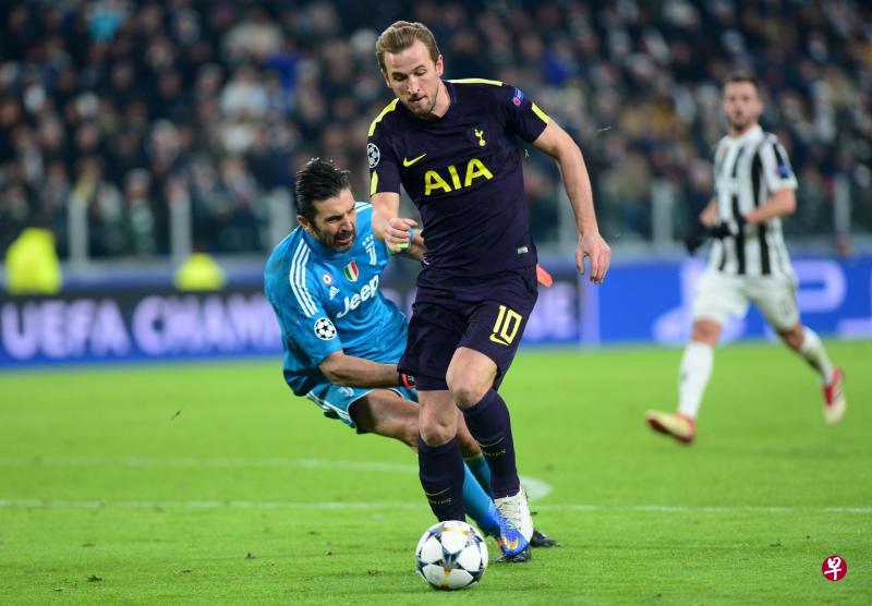 凯恩在盘球越过尤文图斯门将布丰后,为托特纳姆收复一城。(路透社) 凯恩在盘球越过尤文图斯门将布丰后,为托特纳姆收复一城。(路透社)