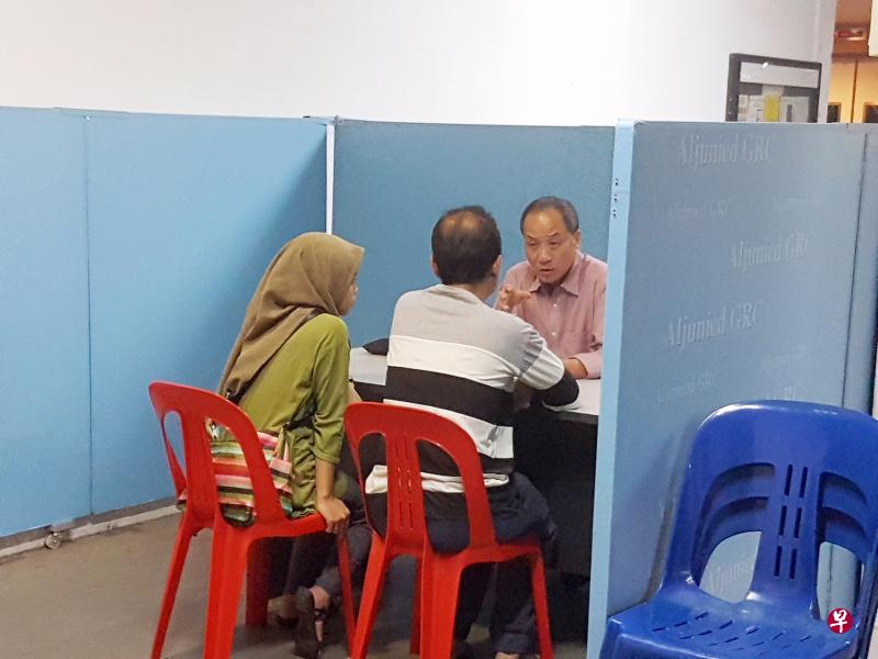 工人党秘书长刘程强不会在4月8日的中央执行委员会选举上争取连任。他将在工人党决定新的党督和领袖人选后,致函国会议长,再由议长决定新任工人党秘书长会否坐上刘程强在国会议事厅的座位。(蓝云舟摄) 工人党秘书长刘程强不会在4月8日的中央执行委员会选举上争取连任。他将在工人党决定新的党督和领袖人选后,致函国会议长,再由议长决定新任工人党秘书长会否坐上刘程强在国会议事厅的座位。(蓝云舟摄)