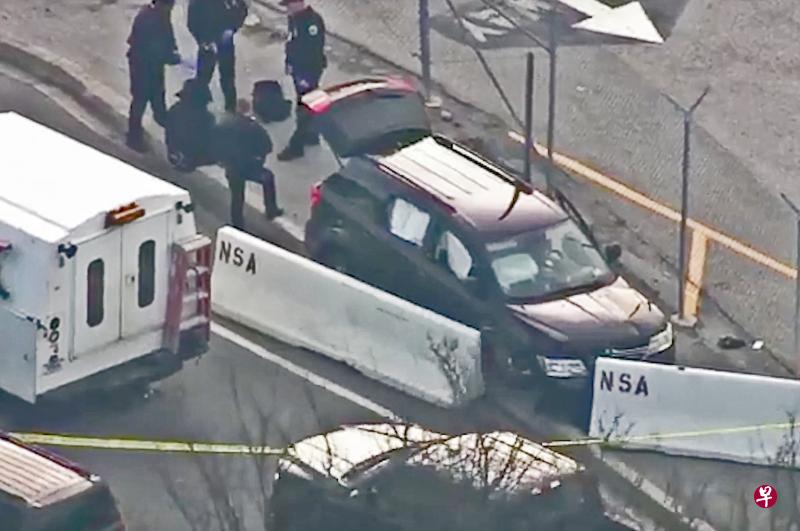 网上照片显示,一辆黑色休旅车撞上国安局路障,几名警员围着一名戴上手铐坐在地上的男子。(互联网) 网上照片显示,一辆黑色休旅车撞上国安局路障,几名警员围着一名戴上手铐坐在地上的男子。(互联网)