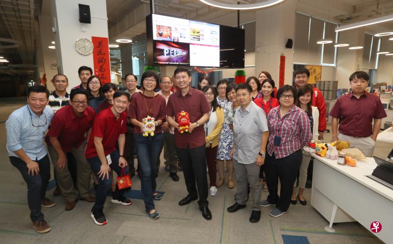 通讯及新闻部兼卫生部高级政务部长徐芳达(前排左五)走访华文媒体集团新闻中心,向在大年初一工作的同仁拜年。前排左起:《联合早报》兼《联合晚报》总编辑吴新迪、新加坡报业控股执行总裁伍逸松、报业控股副执行长陈康威、华文媒体集团主管李慧玲、华文媒体集团新闻中心总编辑韩咏梅和《联合早报》副总编辑兼联合早报网(中国)主编韩咏红。(吴伟国摄) 通讯及新闻部兼卫生部高级政务部长徐芳达(前排左五)走访华文媒体集团新闻中心,向在大年初一工作的同仁拜年。前排左起:《联合早报》兼《联合晚报》总编辑吴新迪、新加坡报业控股执行总裁伍逸松、报业控股副执行长陈康威、华文媒体集团主管李慧玲、华文媒体集团新闻中心总编辑韩咏梅和《联合早报》副总编辑兼联合早报网(中国)主编韩咏红。(吴伟国摄)
