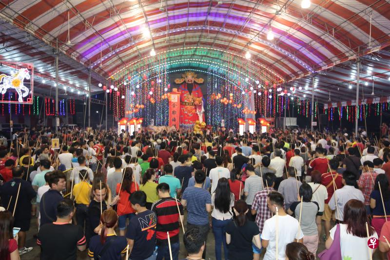 迎财神是华人重要的春节活动之一,不少公众会选择到寺庙迎财 神。 (洛阳大伯公宫) 迎财神是华人重要的春节活动之一,不少公众会选择到寺庙迎财 神。 (洛阳大伯公宫)