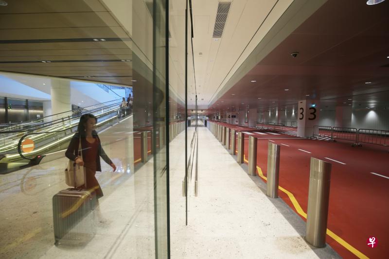 2015年开始的T1扩建工程目前已完成约75％，明年底竣工后，T1每年可接待的客容量将增加300万人次，达2400万人次。 （林国明摄）