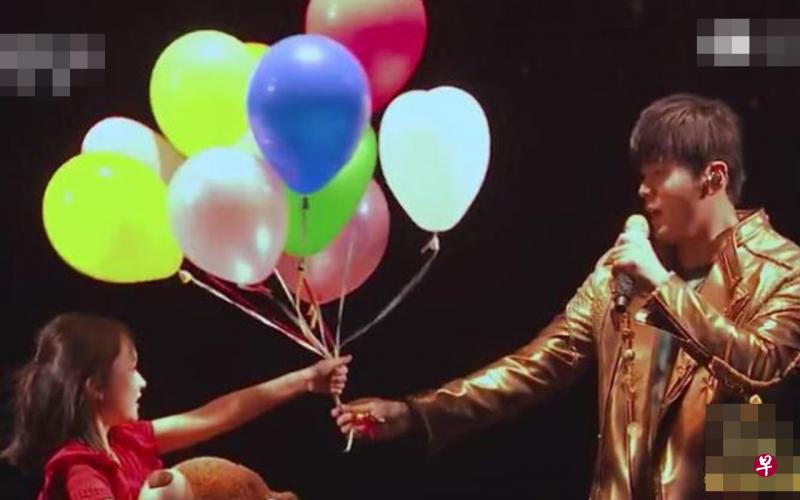 央视跨年夜节目收视率最高的是由周杰伦与蔡威泽搭档的歌曲魔术《告白气球》。(互联网) 央视跨年夜节目收视率最高的是由周杰伦与蔡威泽搭档的歌曲魔术《告白气球》。(互联网)