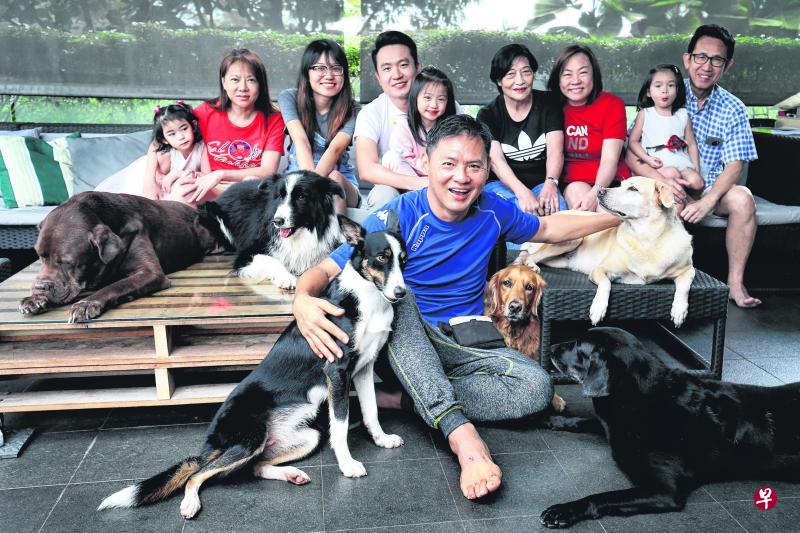 白永温(前排中)与家人及爱犬的全家福。后排:大姐夫高严明(右一)、大姐白碧云(右三)、母亲庄宝华(右四)、三姐白碧銮(左二)和外甥侄女们。 白永温(前排中)与家人及爱犬的全家福。后排:大姐夫高严明(右一)、大姐白碧云(右三)、母亲庄宝华(右四)、三姐白碧銮(左二)和外甥侄女们。