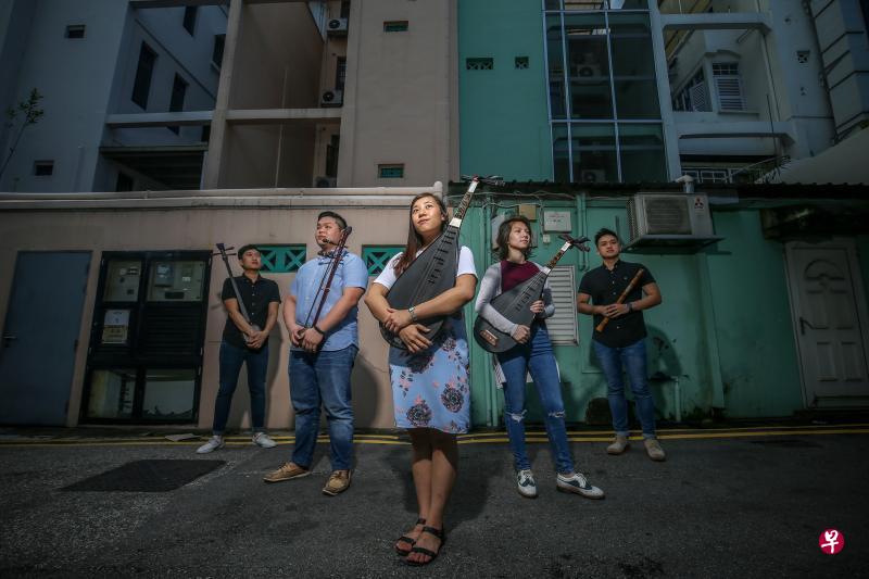 湘灵音乐社年轻人萧铭峰(左起)、谢锦祥、林明依、李彩遐和萧铭贤面对的如何平衡传统与创新,恰恰是本地华人社团如今面对的最大挑战。(叶振忠摄) 湘灵音乐社年轻人萧铭峰(左起)、谢锦祥、林明依、李彩遐和萧铭贤面对的如何平衡传统与创新,恰恰是本地华人社团如今面对的最大挑战。(叶振忠摄)