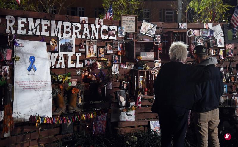 ▲佛州出事,震惊美国。远在内华达的拉斯维加斯,人们在一个称为“治愈花园”的角落举行哀悼会。这个角落是当地去年10月发生类似枪击案后辟设的。(Getty Images) ▲佛州出事,震惊美国。远在内华达的拉斯维加斯,人们在一个称为“治愈花园”的角落举行哀悼会。这个角落是当地去年10月发生类似枪击案后辟设的。(Getty Images)