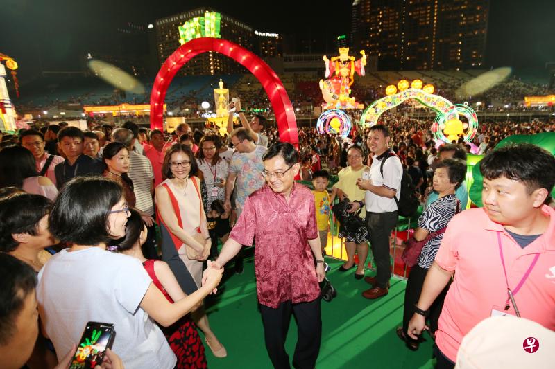 财政部长王瑞杰(中)今晚出席了“春到河畔”活动。(何家俊摄) 财政部长王瑞杰(中)今晚出席了“春到河畔”活动。(何家俊摄)