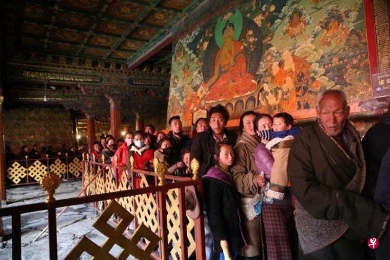 这张注明拍摄于2月18日10时50分的大昭寺内照片显示,信众和游客有序排队,进入朝拜和参观,秩序井然。(西藏日报微信公众号) 这张注明拍摄于2月18日10时50分的大昭寺内照片显示,信众和游客有序排队,进入朝拜和参观,秩序井然。(西藏日报微信公众号)