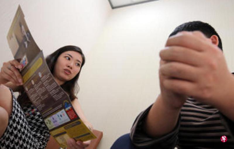 国立成瘾治疗服务辅导员刘蔓芹一般会与嗜毒者进行辅导,了解应该如何更好地帮助他们。(邬福梁摄) 国立成瘾治疗服务辅导员刘蔓芹一般会与嗜毒者进行辅导,了解应该如何更好地帮助他们。(邬福梁摄)