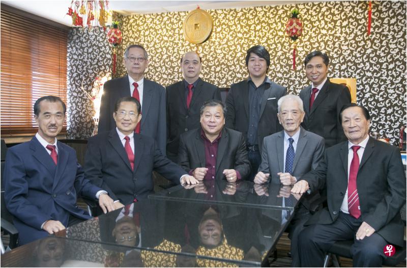 金皇商业大厦商联会努力不懈,为整体会员谋求最大利益。新届执委会部分执委(前排坐着者左起)为蔡沅财(荣誉会长)、陈启平(会务顾问)、胡启耀(会长)、洪隆生(会务顾问)、杨志光(会务顾问);后排站立者左起为王振胡(财政)、赵明福(副会长)、胡思扬(副会长),以及林文彬(总务)。(熊俊华摄) 金皇商业大厦商联会努力不懈,为整体会员谋求最大利益。新届执委会部分执委(前排坐着者左起)为蔡沅财(荣誉会长)、陈启平(会务顾问)、胡启耀(会长)、洪隆生(会务顾问)、杨志光(会务顾问);后排站立者左起为王振胡(财政)、赵明福(副会长)、胡思扬(副会长),以及林文彬(总务)。(熊俊华摄)